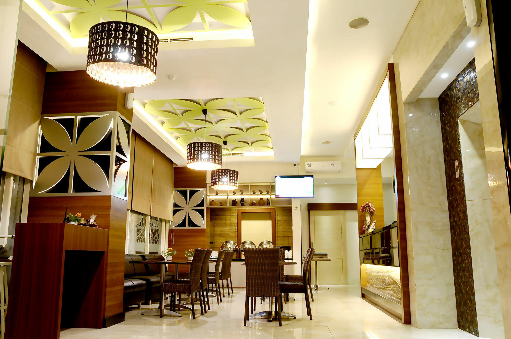 Biz Boulevard Hotel Manado Exterior foto
